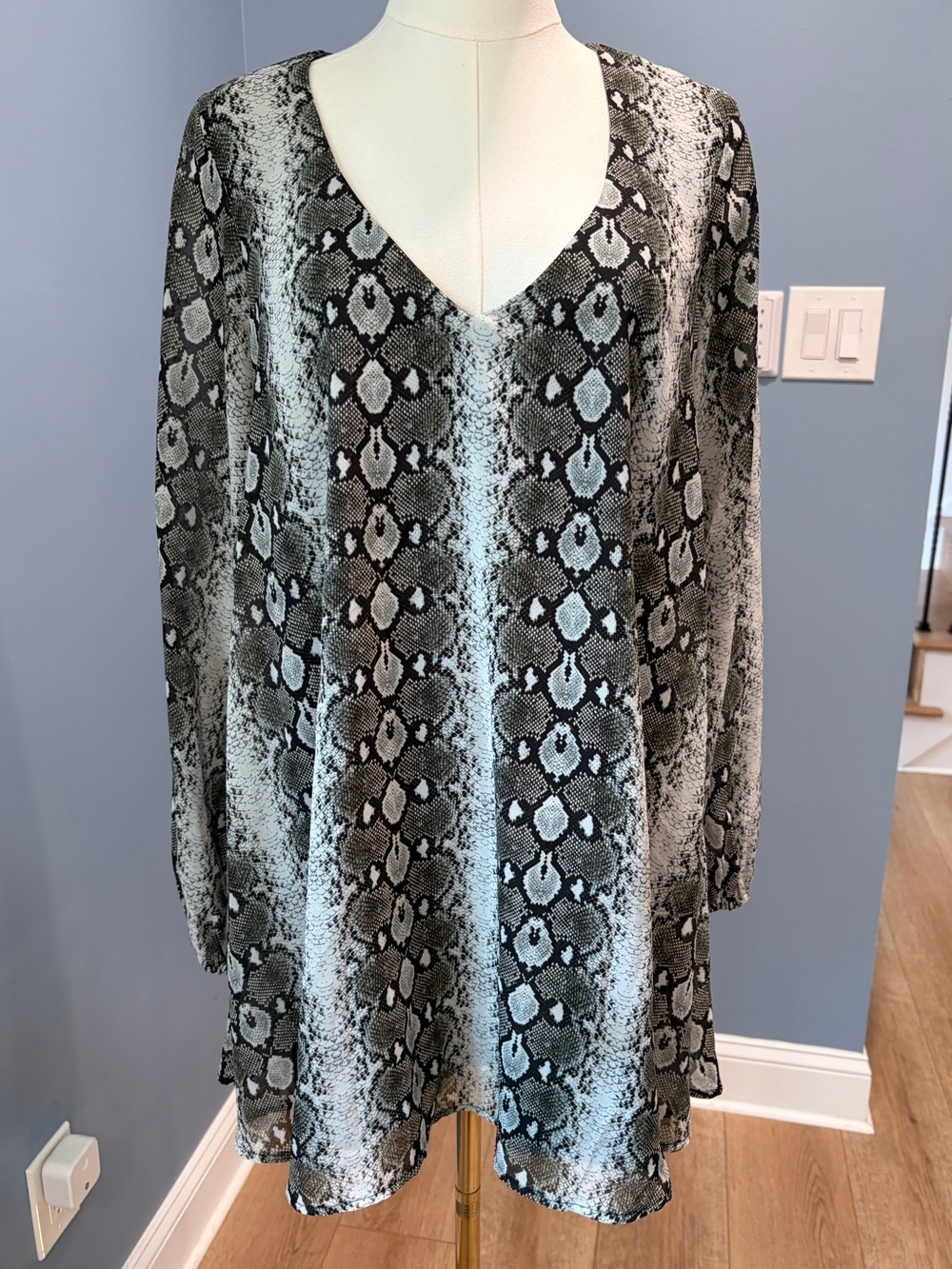 Show Me Your Mumu Gray Snakeskin Print Long Sleeve Shift Dress Medium
